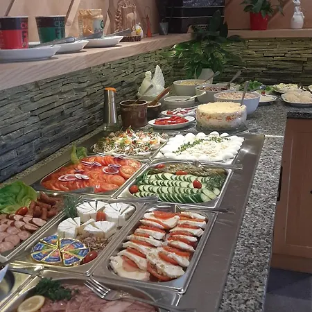 Marti Gold 招待所 3*